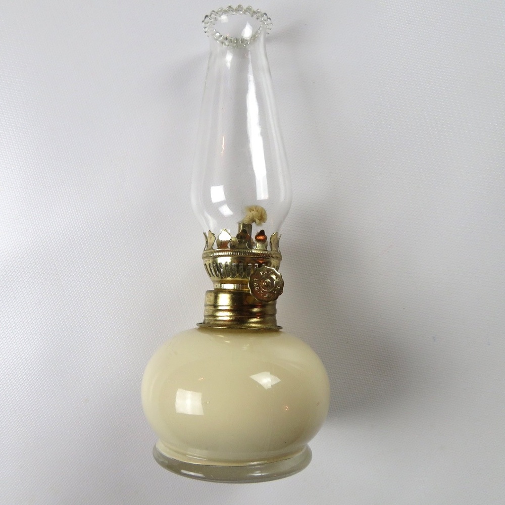 Lamplight Farms ivory small glass oil/kerosene lamp Made in Italy 8"